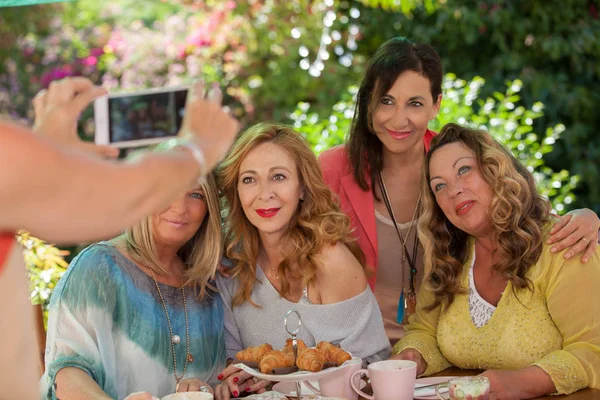 Freundschaft Frauengruppe Beim Kaffeetrinken Stockbild