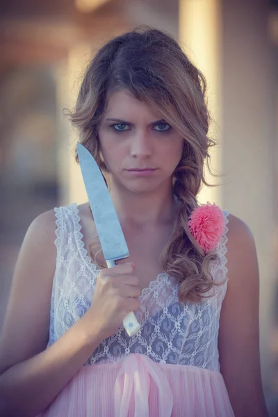 ナイフを持つクレイジー危険な女性 ストックフォト
