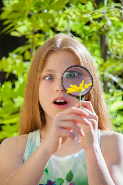 Estudiante Estudiando Naturaleza Con Loupe Verano — Foto de Stock