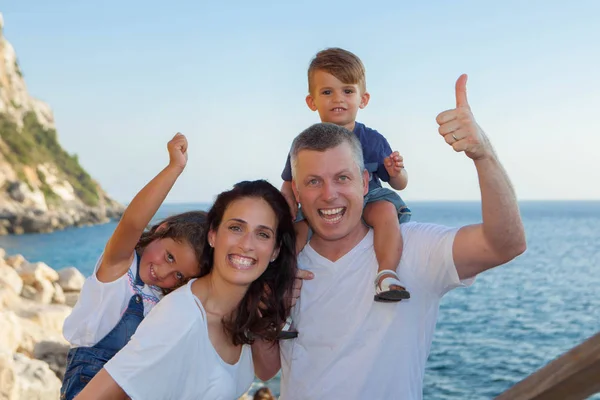 Glücklich Lächelnde Familie Sommerurlaub — Stockfoto
