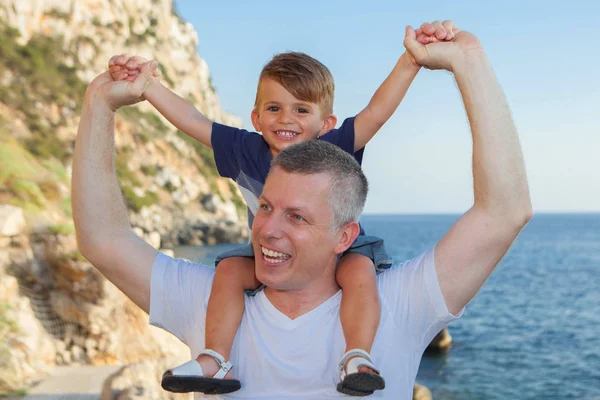 Vater Und Sohn Huckepack Sommerurlaub Oder Urlaub Stockbild