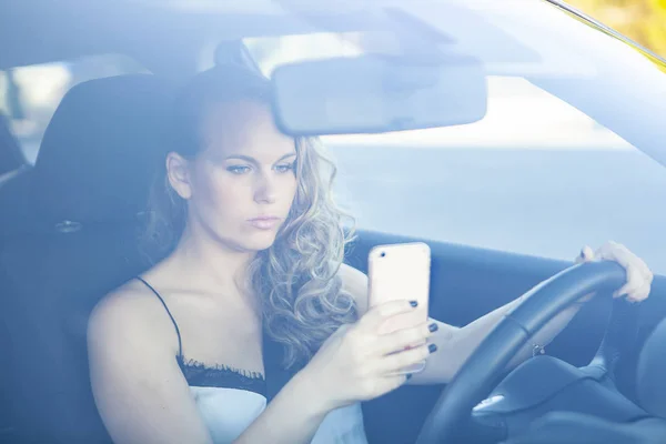 Mensajes de texto ilegales hablando y conduciendo por teléfono — Foto de Stock