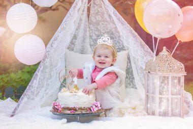 Mutlu bebek pasta ile ezme doğum günü partisi