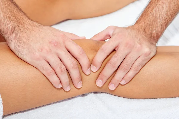 Massage tot knie in de kliniek — Stockfoto