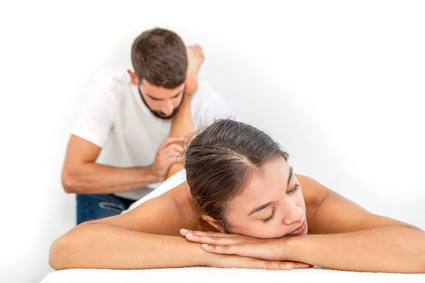 Lichaamsmassage in spa of kliniek — Stockfoto