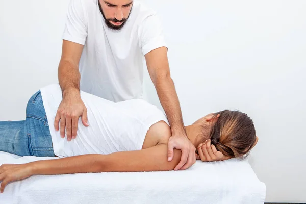 Хиропрактический массаж — стоковое фото