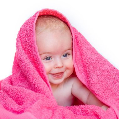 Mutlu gülümseyen bebek banyoda gülümseyerek, banyo yaparken