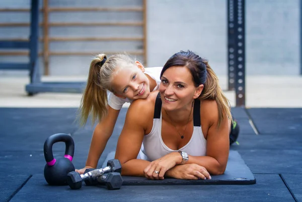 Glückliche Mutter Und Tochter Der Turnhalle Sport Treiben — Stockfoto