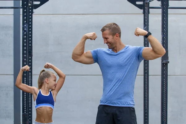 Girlpower Mädchen Zeigt Ihrem Vater Ihre Muskeln — Stockfoto