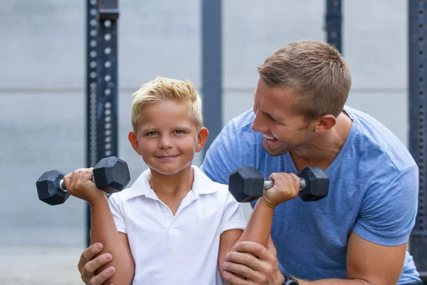 父子俩家庭运动健身时间 — 图库照片