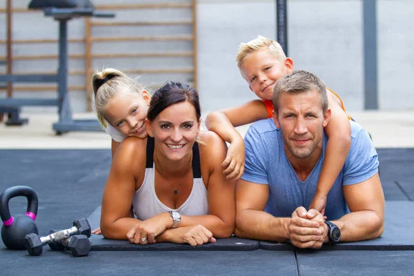 Famille Heureuse Dans Salle Gym Faire Des Extraits — Photo