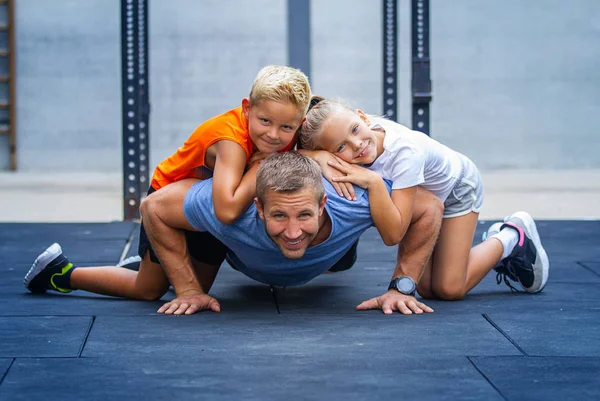 Ευτυχισμένη Οικογενειακή Άσκηση Μαζί Στο Γυμναστήριο — Φωτογραφία Αρχείου