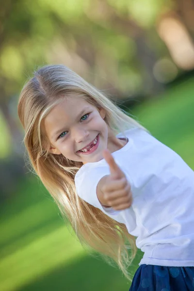 Gelukkig Lachend Meisje Tonen Ontbrekende Tanden Duimen Omhoog — Stockfoto