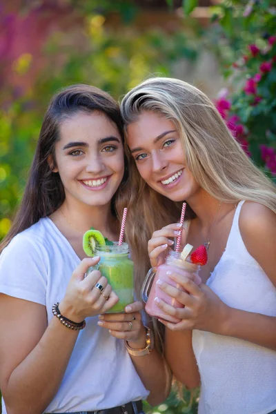 幸せな健康的な笑顔女の子とともにフルーツスムージー — ストック写真