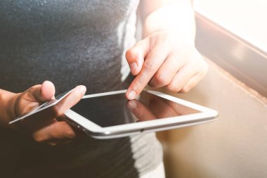 Dijital tablet alışveriş yapmak için kullanma