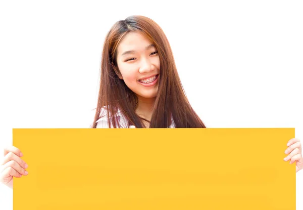 Αρκετά Ασίας νεαρή γυναίκα που κρατώντας μια κίτρινη πινακίδα στο — Φωτογραφία Αρχείου