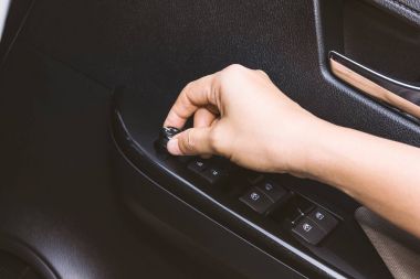 Arabayı kontrol paneli düğmelerini kullanarak el kadar kapatın