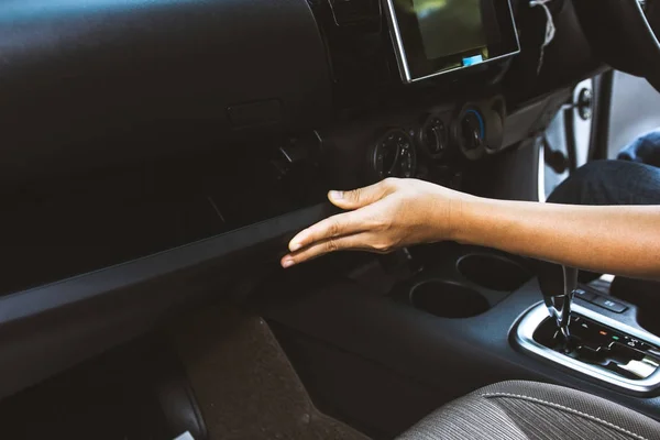 Fechar mão abertura luva compartimento no carro — Fotografia de Stock