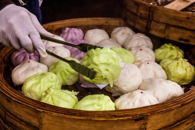Yeşil renkli seçim bir tepsi üzerinde buns atmak