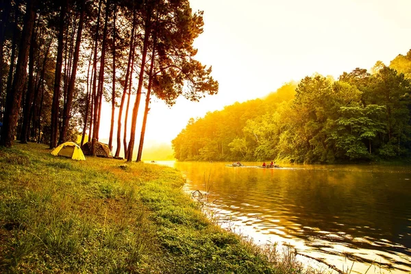 Güzel bir Pang Ung ve lake doğa manzara