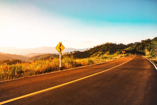 Strada rurale scena natura paesaggio sfondo — Foto Stock