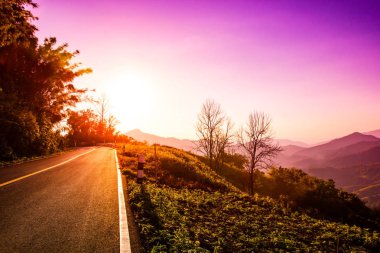 Yol ve yolculuk sırasında gündoğumu, doğa manzara arka plan