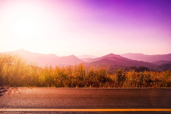 Bela vista pôr do sol na estrada, natureza paisagem fundo — Fotografia de Stock