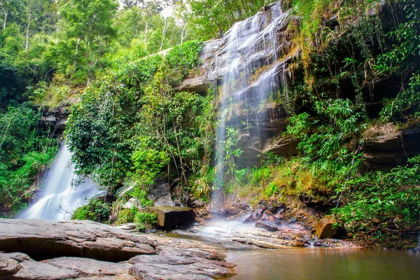 雨風倒木 Maesapok、チェンマイのタイの滝 — ストック写真