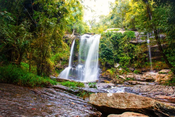 Vattenfall i Maesapok byn natur landskap bakgrund — Stockfoto