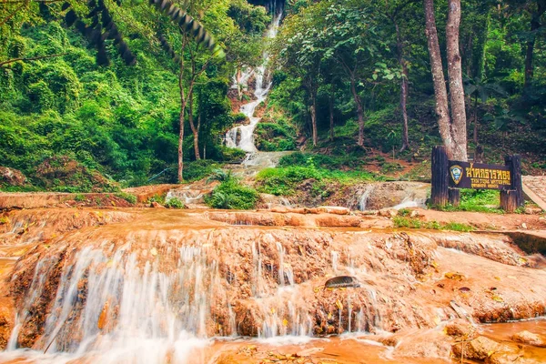 Tan tong cachoeira cena natureza paisagem fundo — Fotografia de Stock