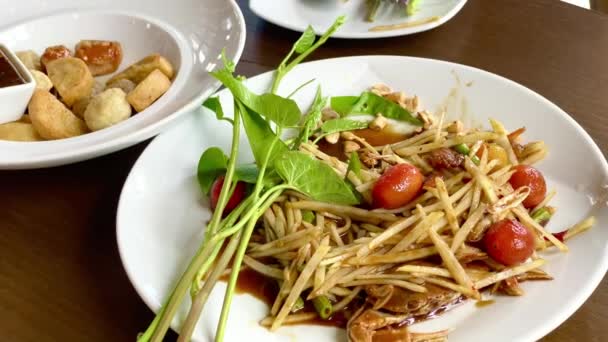 Papaya Pittige Salade Met Een Hete Koffie Restaurant Eten Drinken — Stockvideo