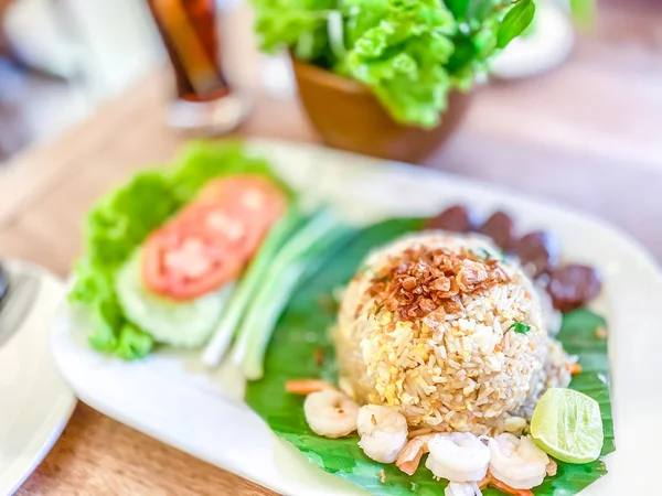 Kızarmış Pirinci Muz Yaprağında Karidesle Kapat Vietnam Usulü Yemek Arka — Stok fotoğraf