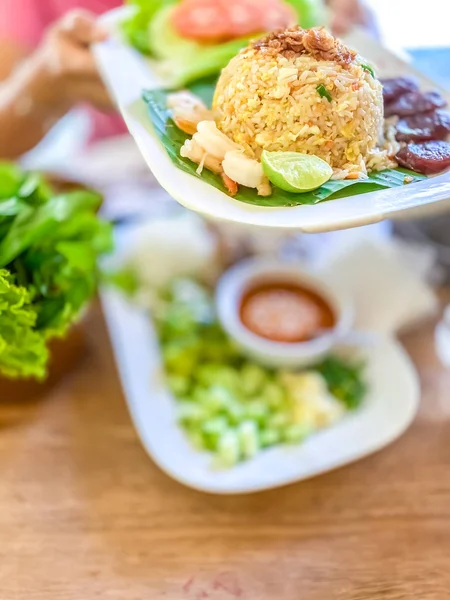 Smažená Rýže Kuřecím Masem Talíři Vietnamský Styl Jídlo Pití Pozadí — Stock fotografie