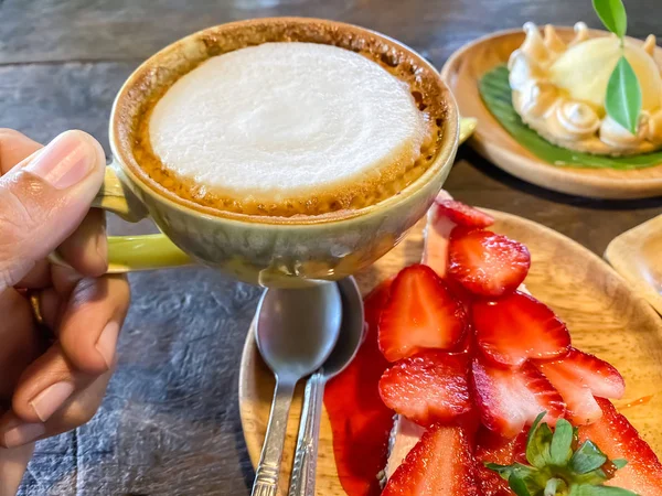 Zamknij Gorącą Kawę Cappuccino Tortem Truskawkowym Drewnianym Stole Żywności Picia — Zdjęcie stockowe