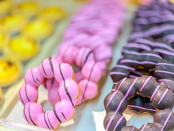 Nahaufnahme Farben Süße Donuts Auf Teller Lebensmittel Und Backwaren Hintergründe — Stockfoto