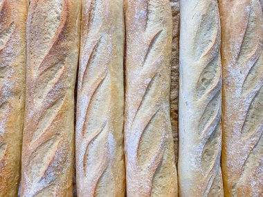 Dükkan yemekleri ve fırın arka planındaki raflardaki taze ekmeği kapat.