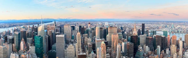 New York City skyline with urban skyscrapers at sunset. — Stock Photo, Image