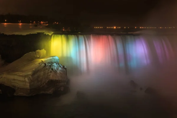 Les chutes du Niagara sont des chutes d'eau volumineuses sur la rivière Niagara — Photo