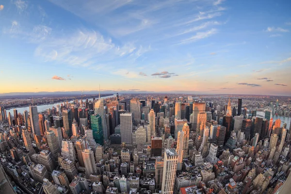 Hermoso horizonte de Nueva York con rascacielos urbanos . — Foto de Stock