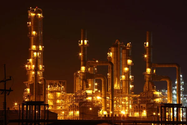 Πετροχημικό εργοστάσιο μέσα στη νύχτα, εγκαταστάσεις πετρελαίου — Φωτογραφία Αρχείου