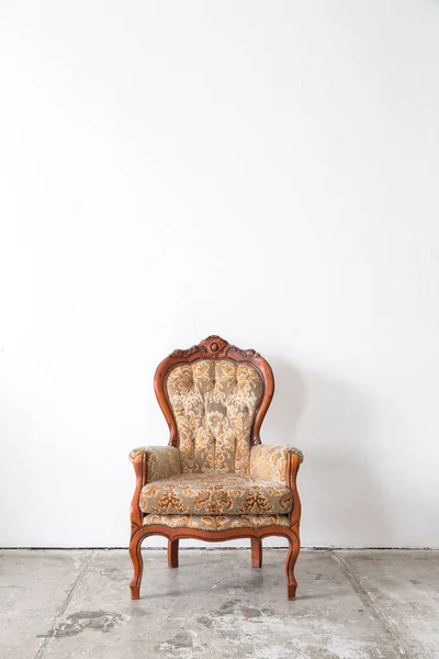 Винтажное кресло на белой стене . — стоковое фото