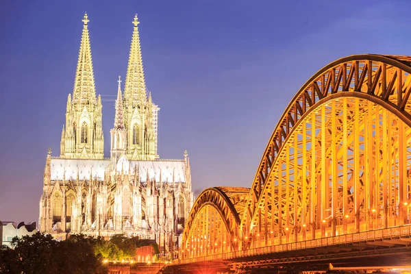 Kolínská katedrála a Hohenzollern Bridge, Kolín nad Rýnem — Stock fotografie