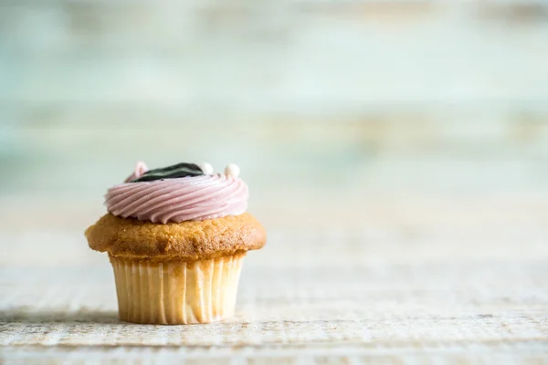 Cupcake on the old wooden — Stock Photo, Image