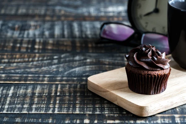 Chocolate cupcakes on wooden table — Stock Photo, Image