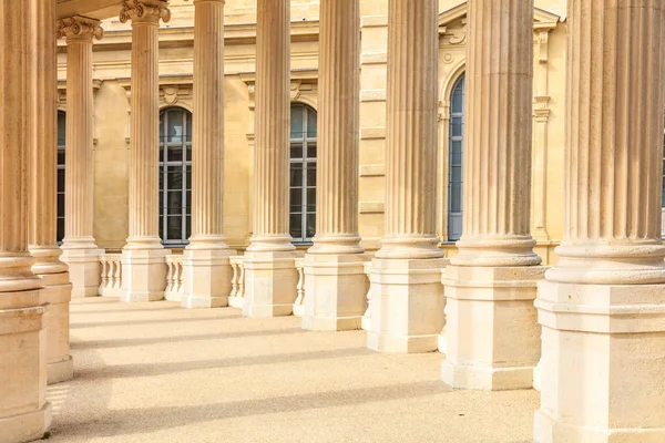 Columnas detalle de la arquitectura del antiguo edificio en Francia — Foto de Stock