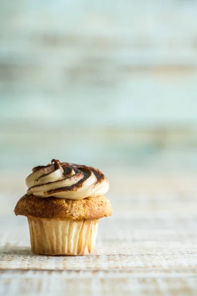 Cupcake on the old wooden — Stock Photo, Image