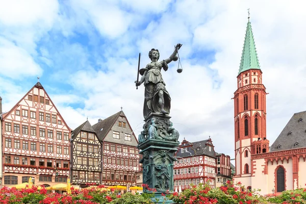 Старая городская площадь Ромерберг со статуей Юстиции — стоковое фото