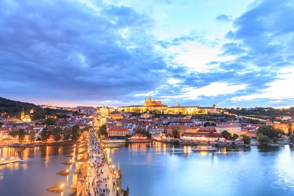 Praha kasty a Karlův most za soumraku — Stock fotografie