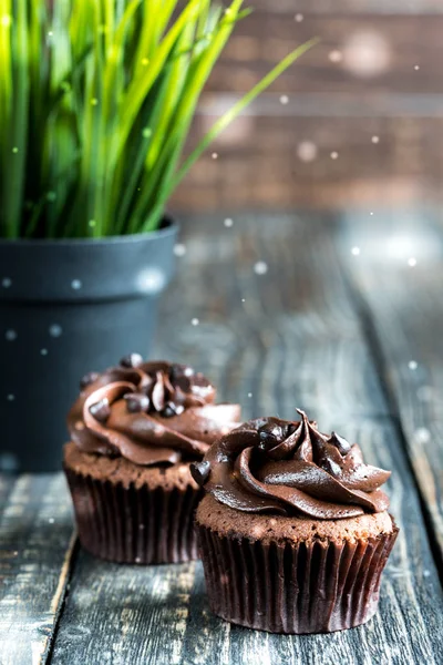 Chocolate cupcakes on wooden table — Stock Photo, Image