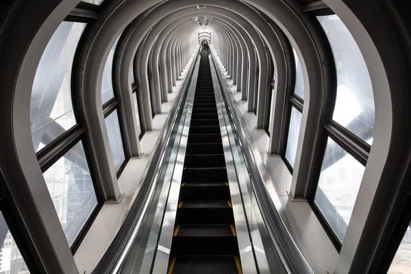 Escada rolante futurista, espaço abstrato em um edifício moderno — Fotografia de Stock